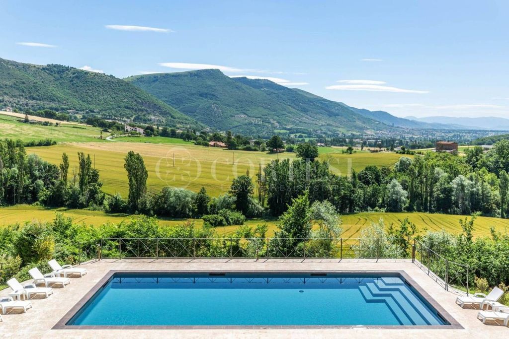Luxury House for sale in Gubbio, 1 490 000 €, Photo 1