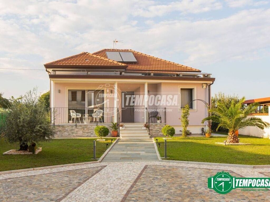 Maison de luxe à vendre à Oleggio, 450 000 €, Photo 1