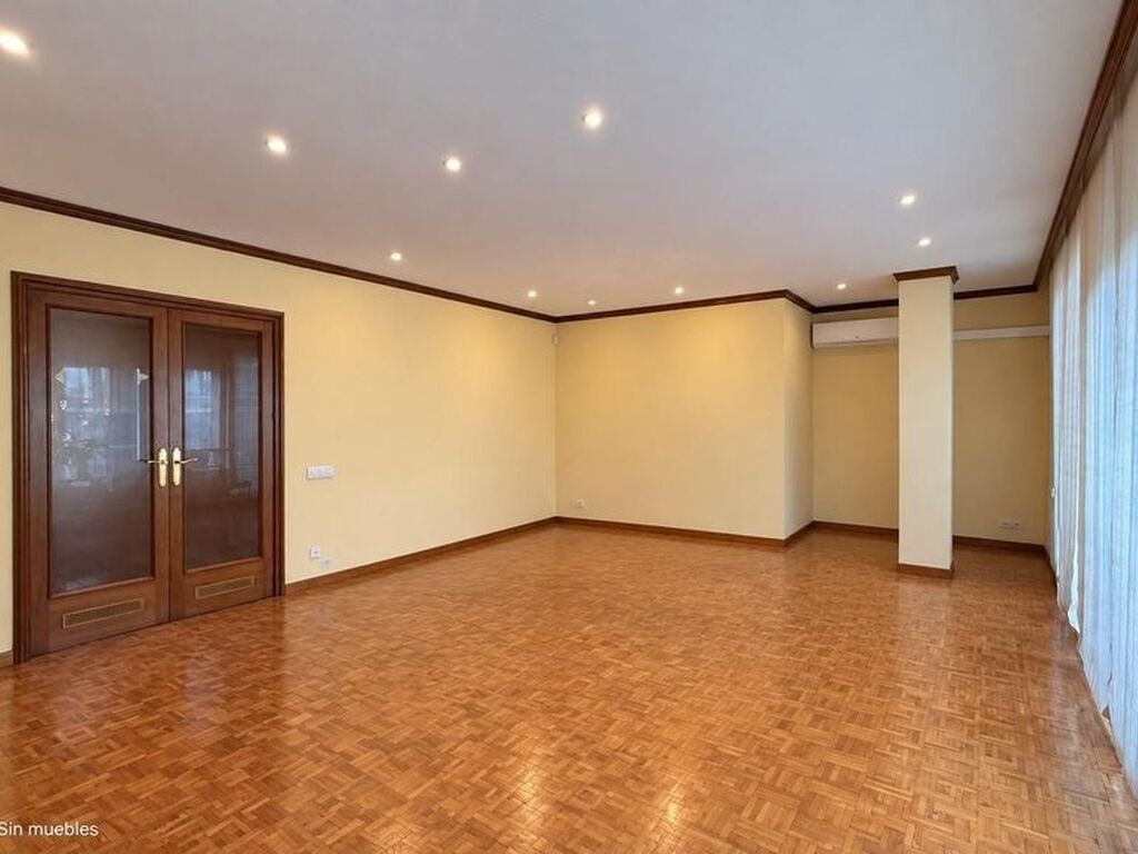 Luxury Apartment for sale in Barcelona, 945 000 €, Photo 2