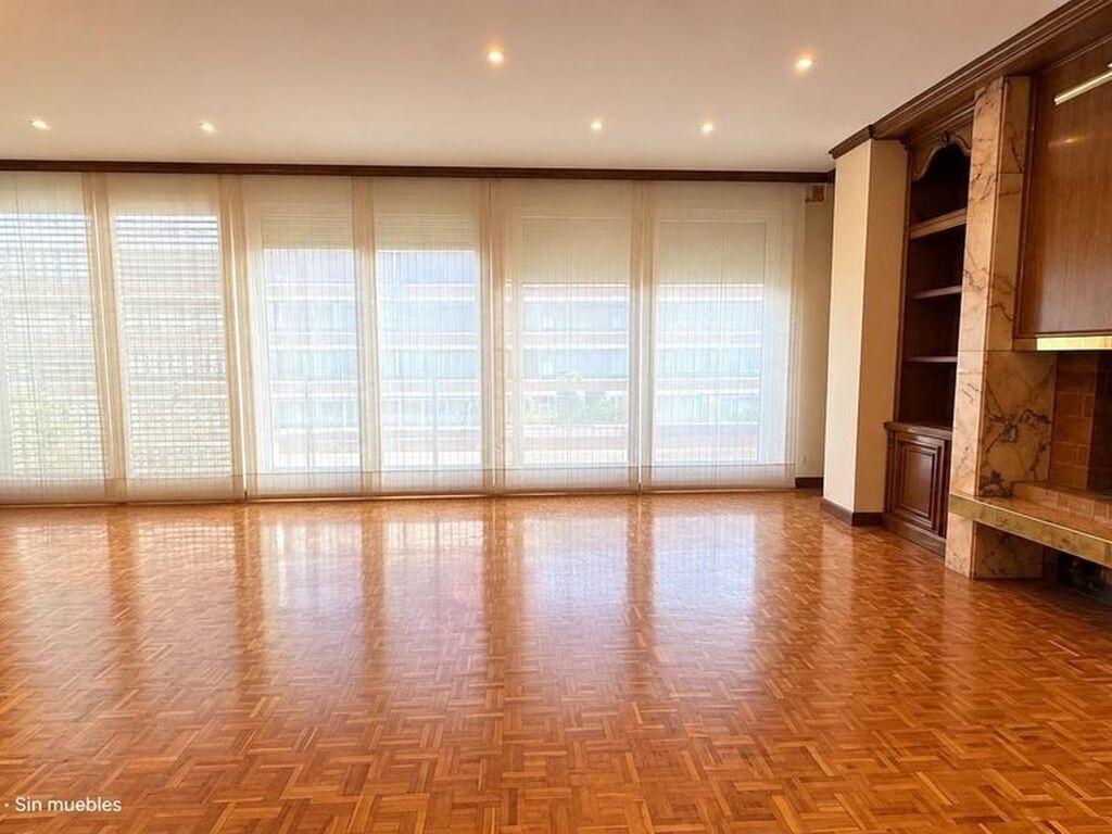 Luxury Apartment for sale in Barcelona, 945 000 €, Photo 3
