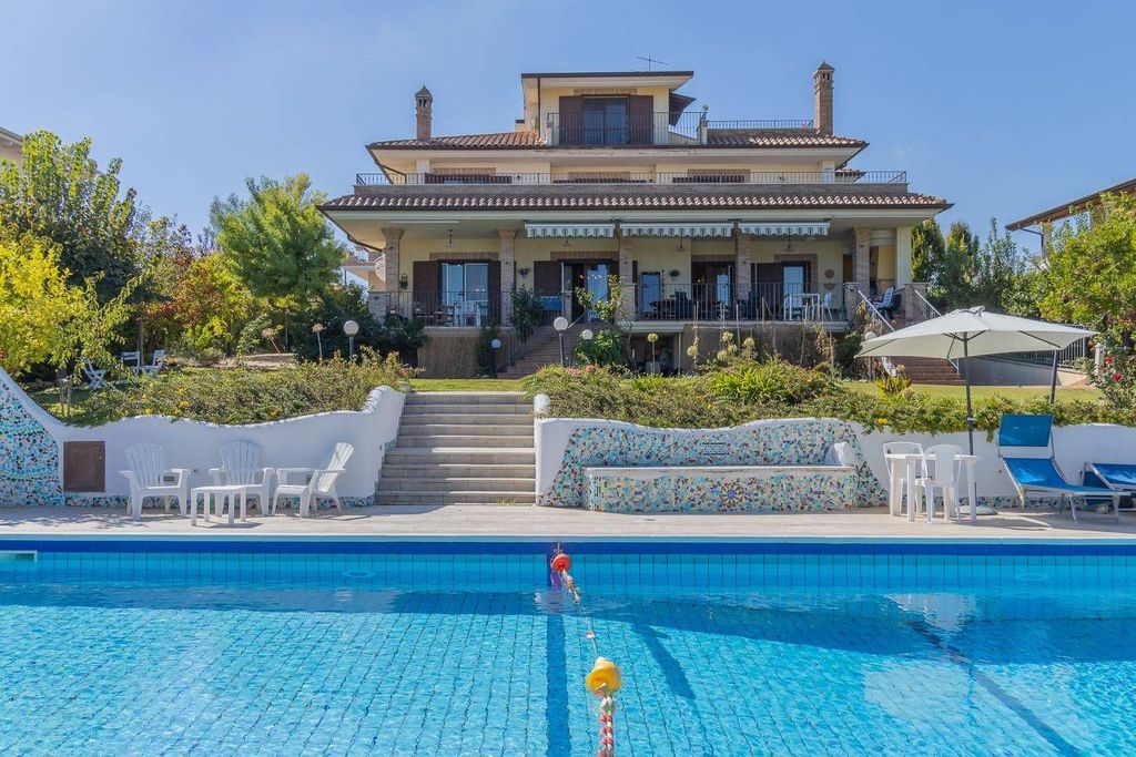 Luxury House for sale in Controguerra, 749 000 €, Photo 1