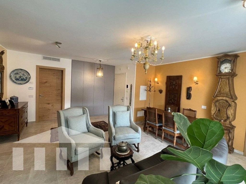 Luxury Apartment for sale in Bolzano, 1 090 000 €, Photo 1