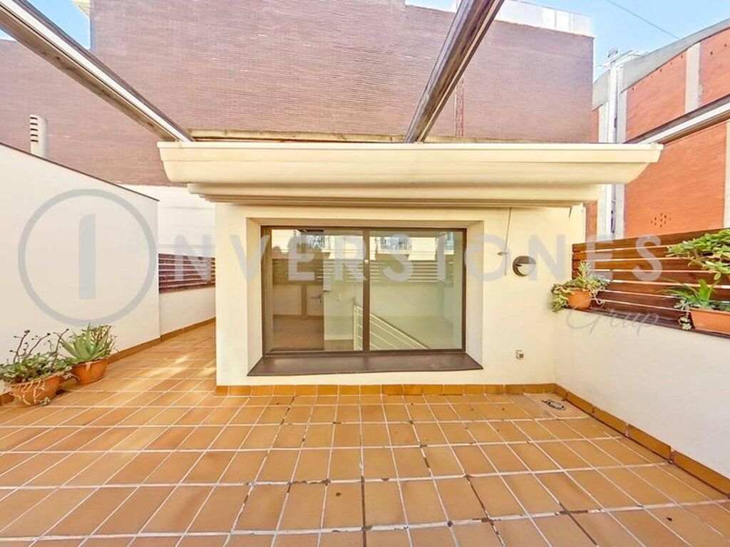 Maison de luxe à vendre à Barcelona, 980 000 €, Photo 1