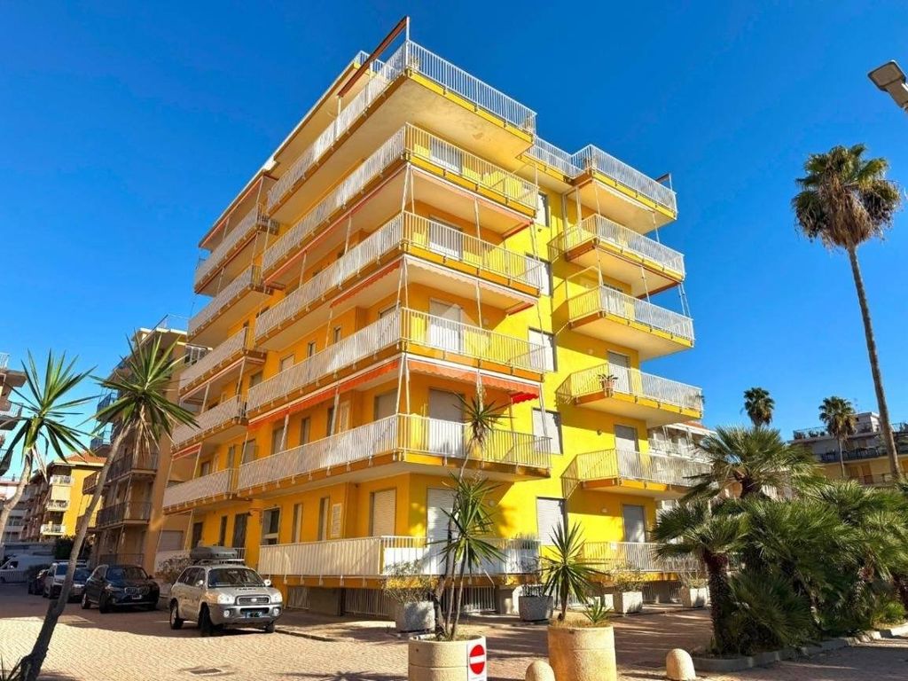 Luxury Apartment for sale in San Bartolomeo Al Mare, 450 000 €, Photo 2