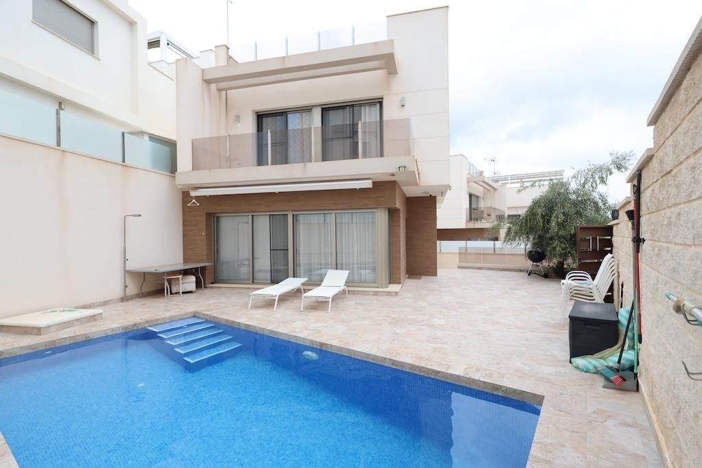 Luxury House for sale in Playas de Orihuela, 450 000 €, Photo 1