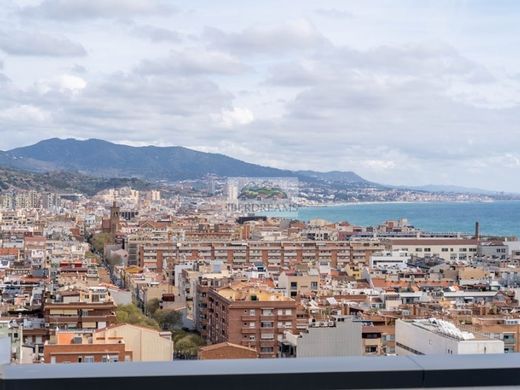 Luxury Apartment for sale in Badalona, 547 500 €, Photo 1