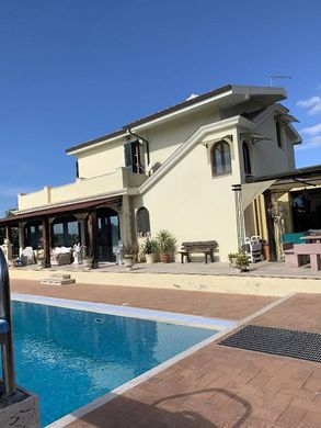 Luxury House for sale in Quartu Sant Elena, 750 000 €, Photo 1