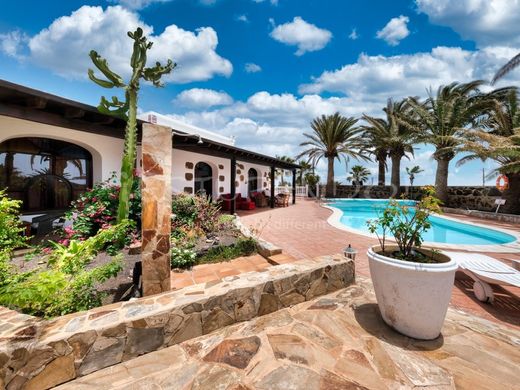 Luxury House for sale in Tías, 1 200 000 €, Photo 2