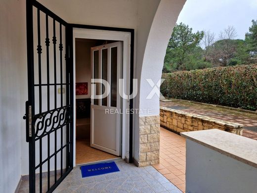 Luxury Apartment for sale in Rovinj, 400 000 €, Photo 1