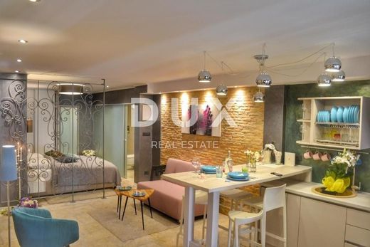 Luxury Apartment for sale in Rovinj, 400 000 €, Photo 1