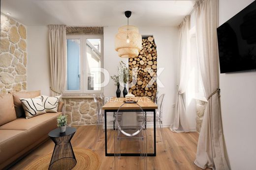 Luxury Apartment for sale in Rovinj, 350 000 €, Photo 1