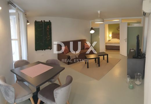 Luxury Apartment for sale in Rovinj, 415 000 €, Photo 1