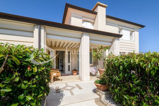 Luxury House for sale in Olbia, 1 250 000 €, Photo 1