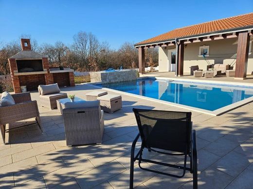Maison de luxe à vendre à Štokovci, 675 000 €, Photo 1