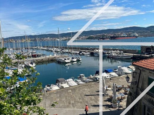 Luxury Apartment for sale in Muggia, 490 000 €, Photo 1