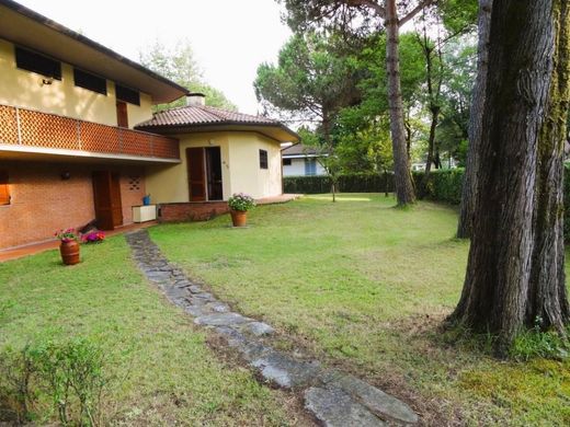 Luxury House for sale in Massa, 850 000 €, Photo 1