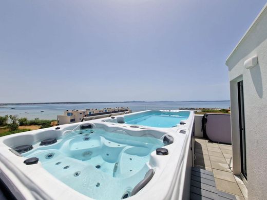 Maison de luxe à vendre à Privlaka, 581 400 €, Photo 2