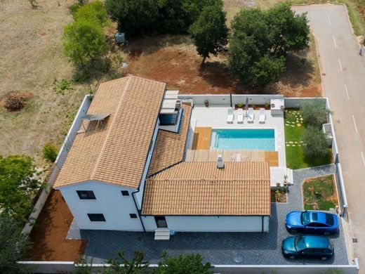 Maison de luxe à vendre à Šišan, 730 000 €, Photo 3