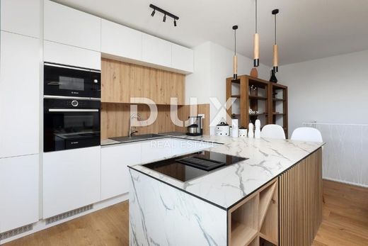 Luxury Apartment for sale in Opatija, 550 000 €, Photo 2