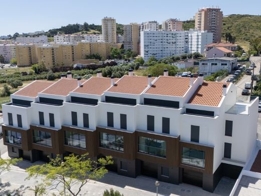 Maison de luxe à vendre à Loures, 670 000 €, Photo 2