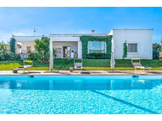 Luxury House for sale in Ostuni, 1 250 000 €, Photo 1