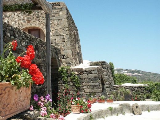 Luxury House for sale in Pantelleria, 1 000 000 €, Photo 1
