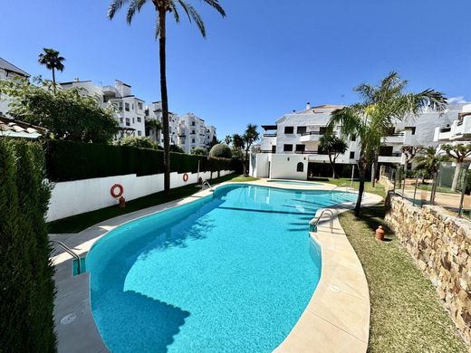 Luxury Apartment for sale in Estepona, 425 000 €, Photo 1