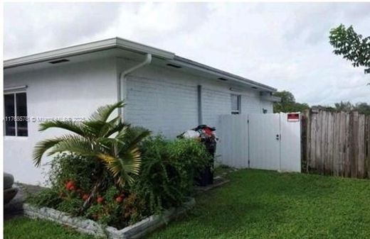 Luxury House for sale in Miami Shores, 574 642 €, Photo 3