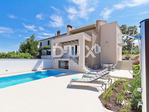 Luxury House for sale in Labin, 550 000 €, Photo 1