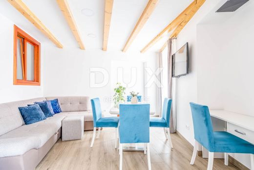 Luxury Apartment for sale in Rovinj, 394 000 €, Photo 1