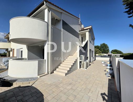 Maison de luxe à vendre à Ližnjan, 527 000 €, Photo 6