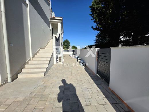 Maison de luxe à vendre à Ližnjan, 527 000 €, Photo 2