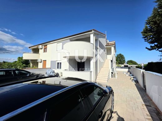 Maison de luxe à vendre à Ližnjan, 527 000 €, Photo 5