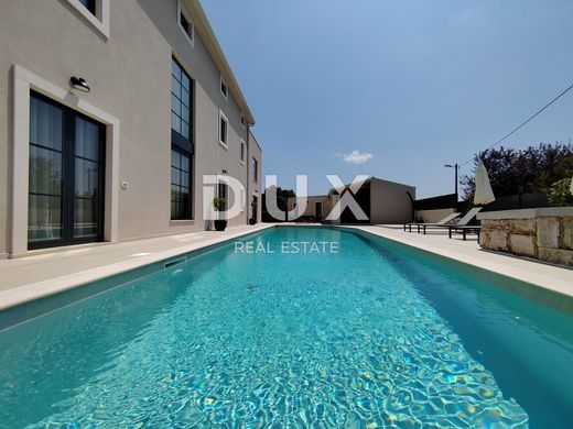 Maison de luxe à vendre à Porec, 1 560 000 €, Photo 2