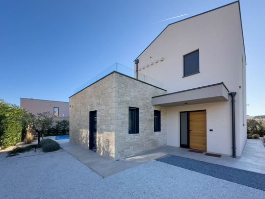 Maison de luxe à vendre à Porec, 0 €, Photo 1