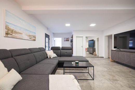 Maison de luxe à vendre à Kaštelina, 849 000 €, Photo 2