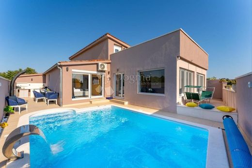 Luxury House for sale in Vodnjan, 750 000 €, Photo 1