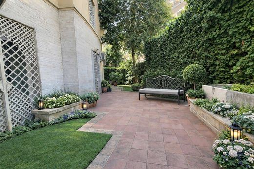 Luxury Apartment for sale in Rome, 950 000 €, Photo 1