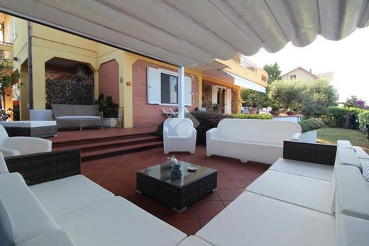 Luxury House for sale in Pescara, 690 000 €, Photo 1