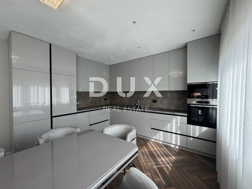 Luxury Apartment for sale in Rovinj, 669 000 €, Photo 1