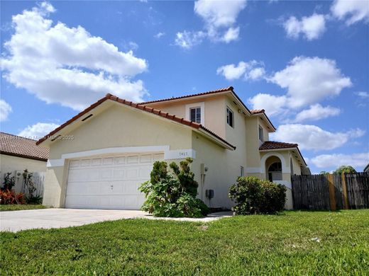 Luxury House for sale in Hialeah, 558 277 €, Photo 1