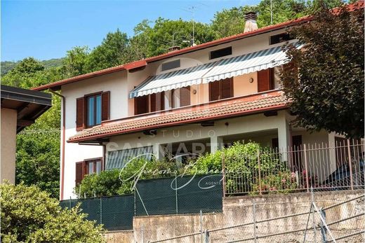 Luxury House for sale in Gavirate, 580 000 €, Photo 1