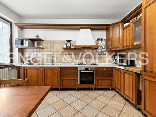 Luxury House for sale in Clivio, 520 000 €, Photo 4