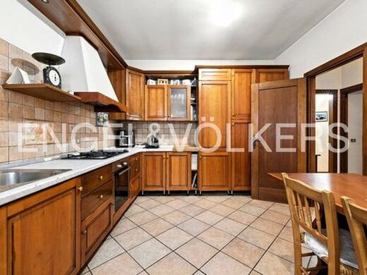 Luxury House for sale in Clivio, 520 000 €, Photo 5