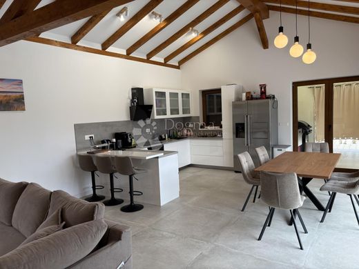 Luxury House for sale in Tinjan, 627 000 €, Photo 2