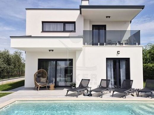 Maison de luxe à vendre à Porec, 650 000 €, Photo 4