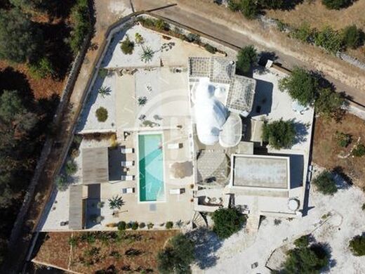Luxury House for sale in Ostuni, 950 000 €, Photo 1