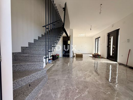 Appartement de luxe à vendre à Crikvenica, 400 000 €, Photo 3
