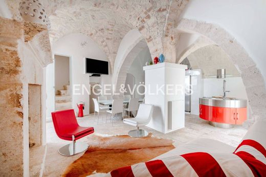 Luxury House for sale in Ostuni, 695 000 €, Photo 1