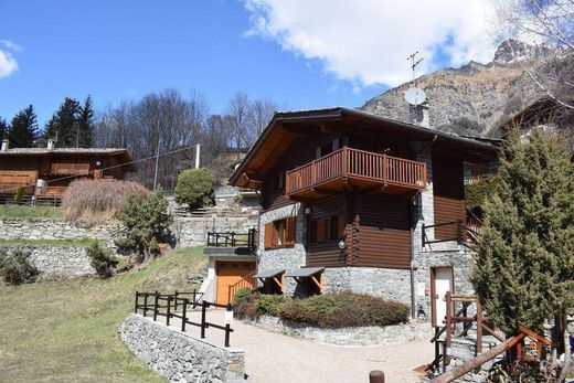 Luxury House for sale in Brusson, 675 000 €, Photo 1